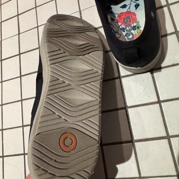 BOGS Women's Kicker Slip on Elastic Loafer Flat - Picture 3 of 4